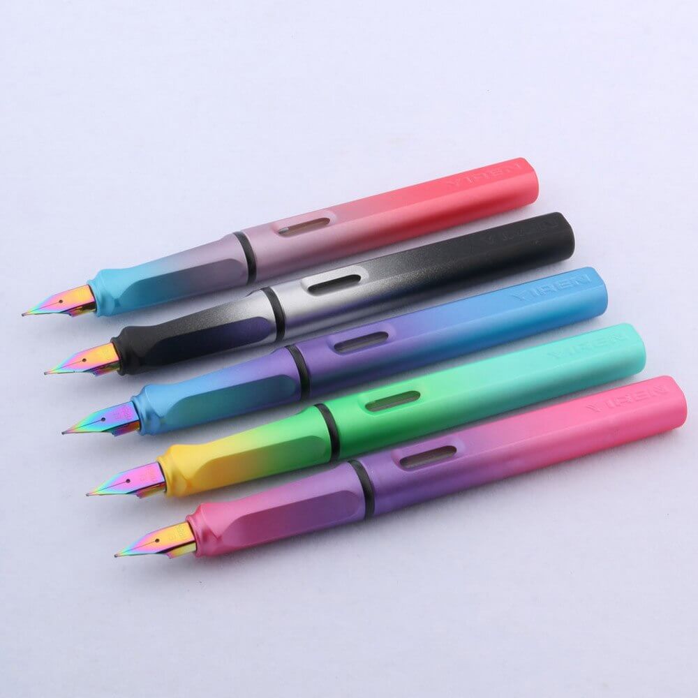 4 stylos plume très colorés avec leur capuchon détaché sur un support blanc